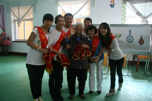 1542096569132412.jpg 16.2012年重阳节前夕,张新平老师和志愿者到老年公寓为老年观众进行文化志愿服务。.JPG