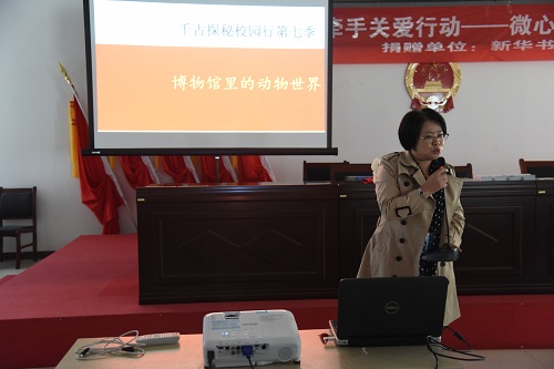 1542096585659887.jpg 文化志愿宣讲团走进莱西市院上镇社区服务中心为留守儿童送去关爱.JPG