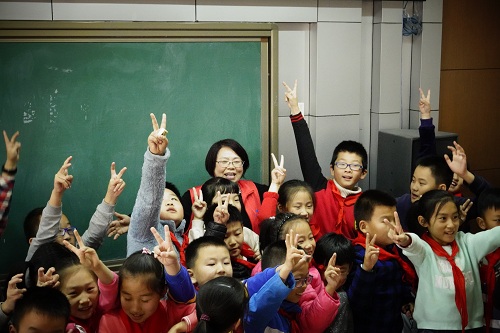 活动结束后，张新平老师与学生合影.JPG