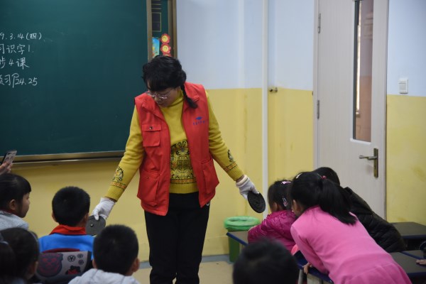 1552964988251621.jpg 刘澎老师展示铜镜.jpg