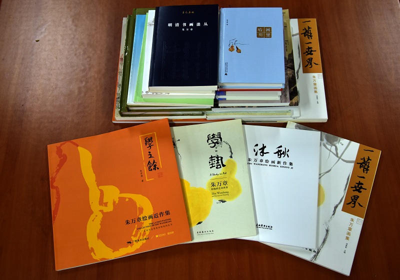 1589544444145160.jpg 朱万章捐赠图书.JPG