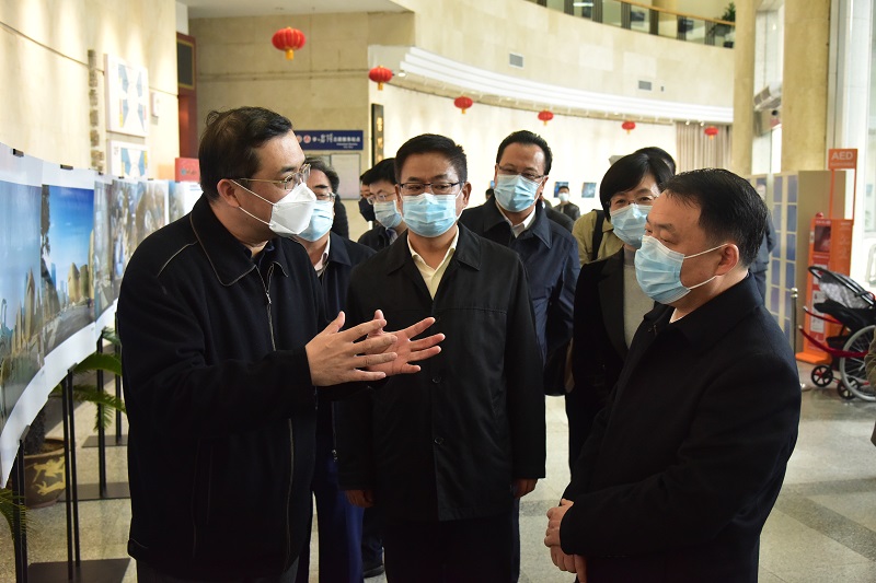 1594707759962903.jpg 2020年4月16日,青岛市副市长、市公安局党委书记、局长隋汝文到我馆调研改扩建项目建设推进情况。.JPG