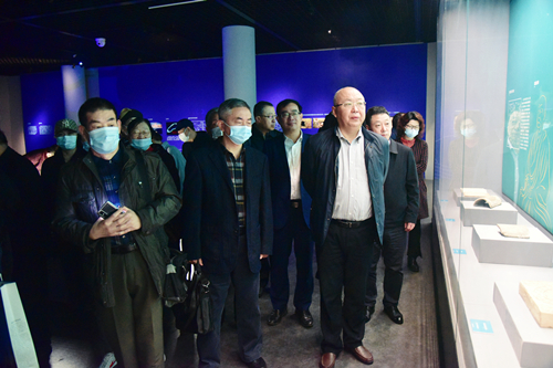 1617241996712487.jpg 与会领导参观展览_副本_副本.jpg