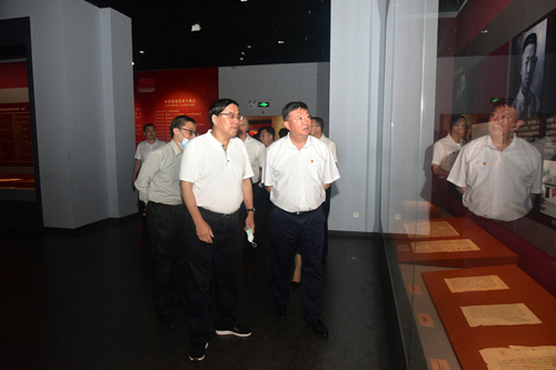 1624617595440518.jpg 与会领导参观展览1_副本.jpg