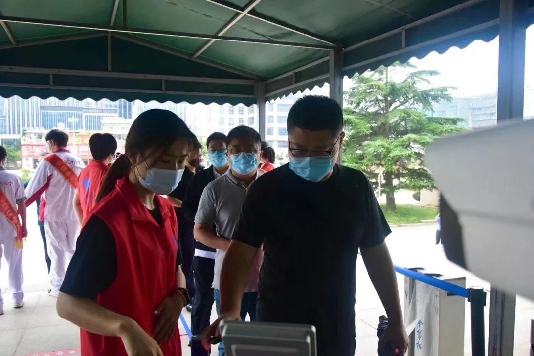 1673930649396607.jpg 观众在开放部人员的指导下有序进馆.jpg