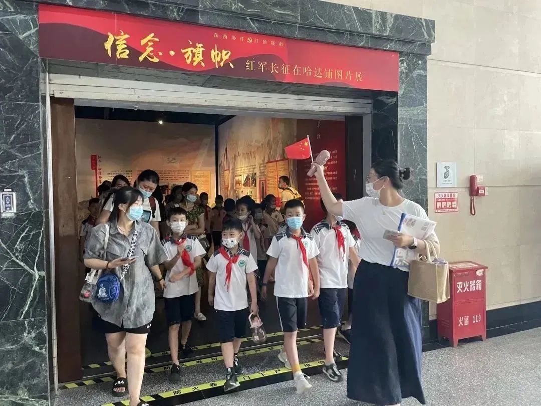 1673931520824562.jpg 老师带领学生参加长征红色研学活动.jpg