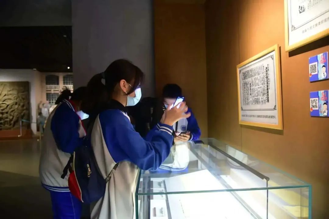 1673931570647686.jpg 学生扫描二维码听团课录音.jpg