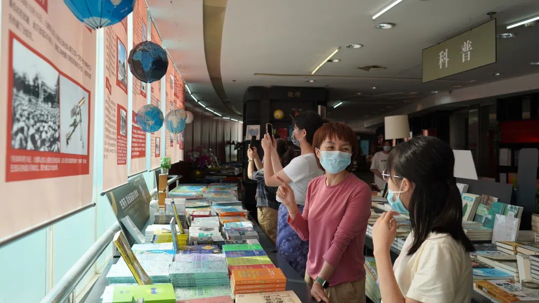 1673931671342690.jpg 流动展览进书城.jpg