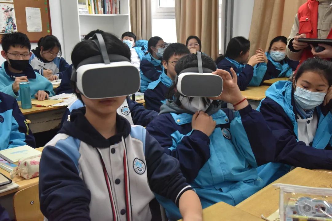 1673932275378967.jpg 三十九中的学生正在进行VR互动体验.jpg