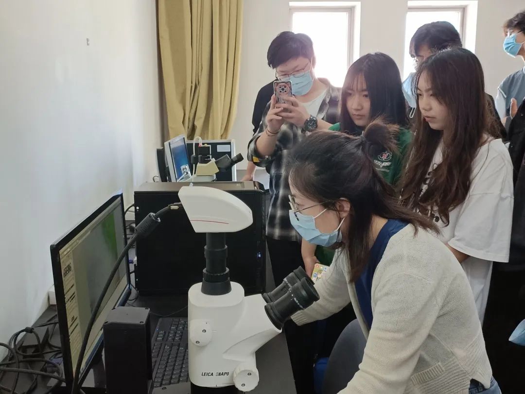 1674016204644636.jpg 青岛电影学院学生参观青博实验室.jpg