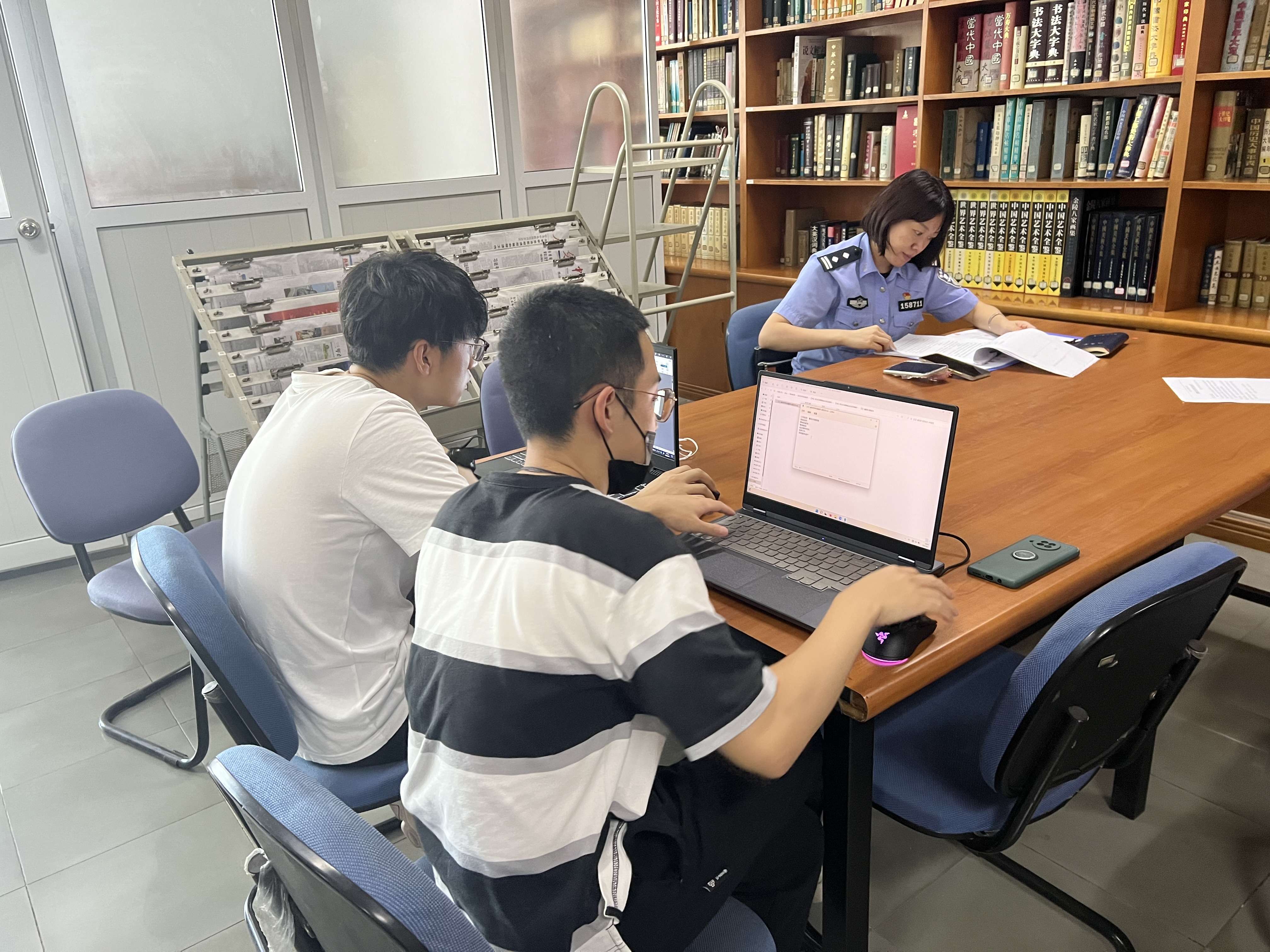 1674021368896866.jpg 图片14:主动联系住地网警来馆检查网络安全.JPG