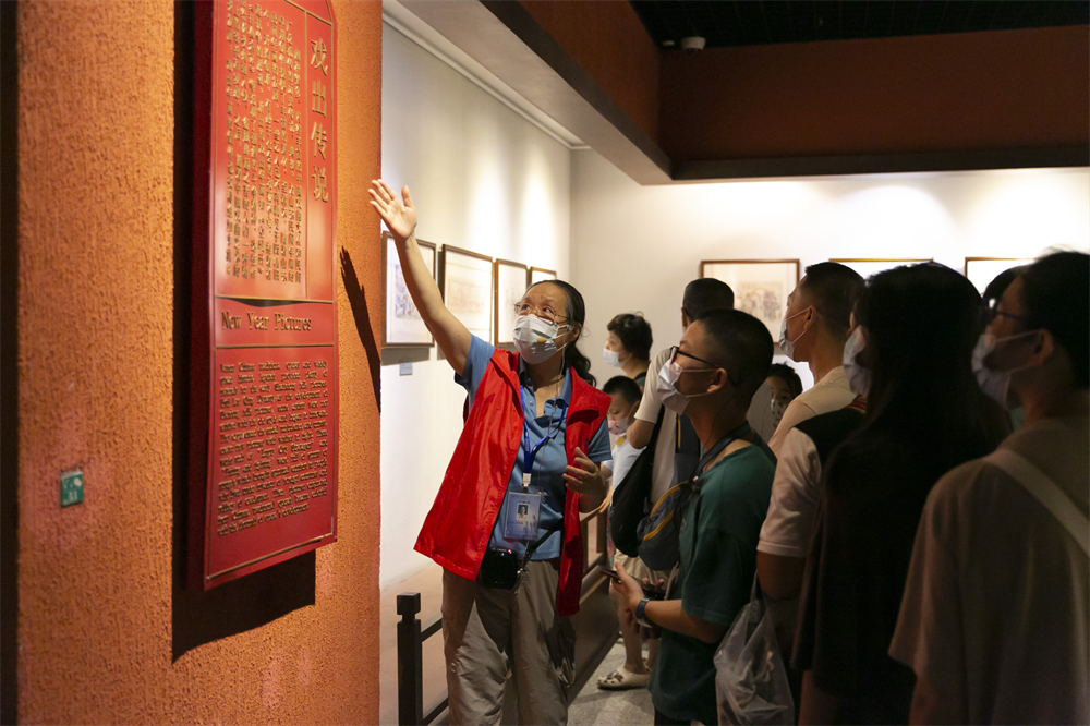 1714464158637342.png 社会志愿者进行馆内专题展览和引进交流临展公益讲解 (2).png