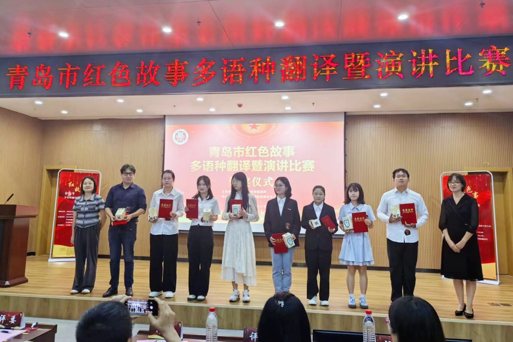 1728703314863318.jpg 蔡金瀚老师(左二)荣获演讲比赛三等奖.jpg